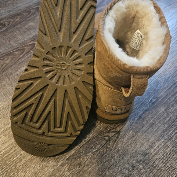 Size 8 uggs - Picture 3 of 4